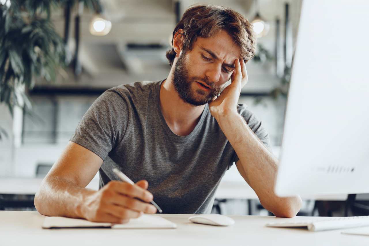 Ti svegli già stanco? Non è solo stress: il segnale del tuo corpo