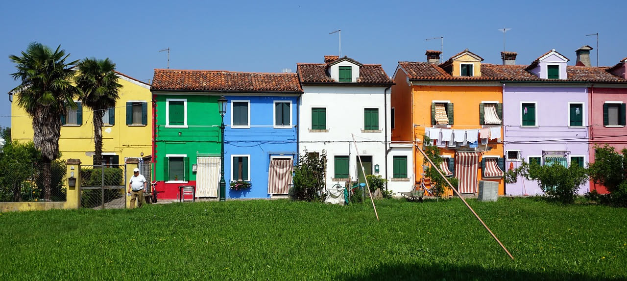 Burano: i colori delle case dei pescatori, tra pratica e bellezza
