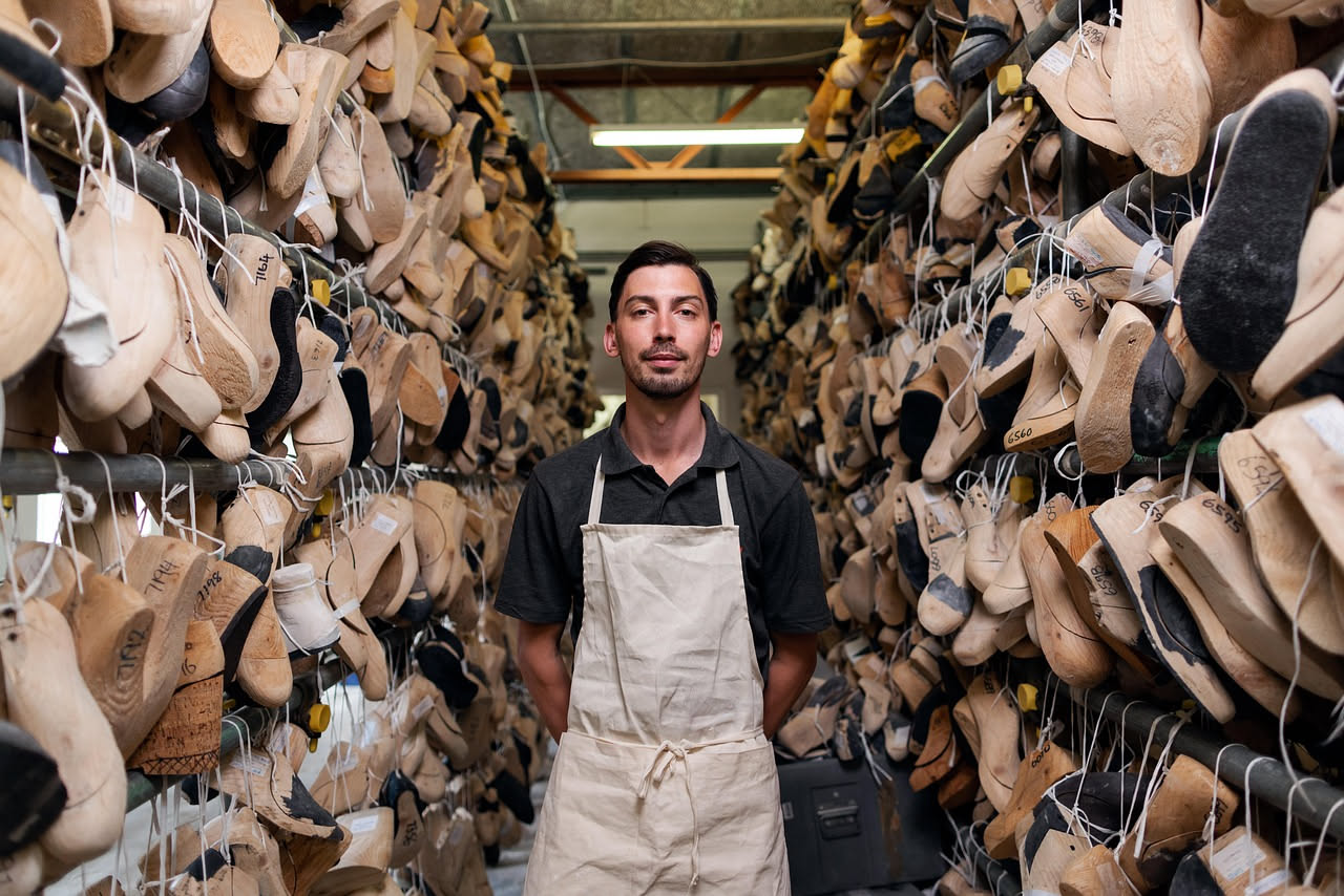 Scarpe risuolate negli anni Settanta: il mestiere del calzolaio