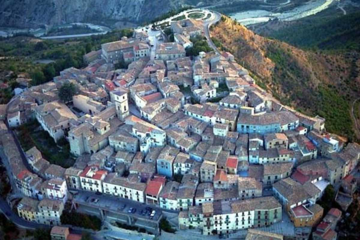 I borghi delle Marche tra montagna e costa: quando il viaggio è lento