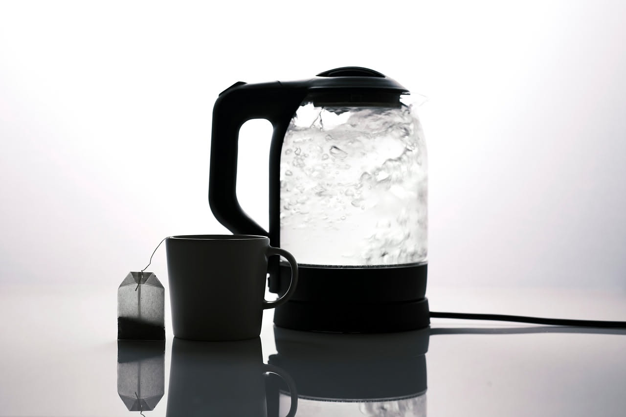 Bollitore elettrico o pentola: qual è il consumo per un litro d'acqua