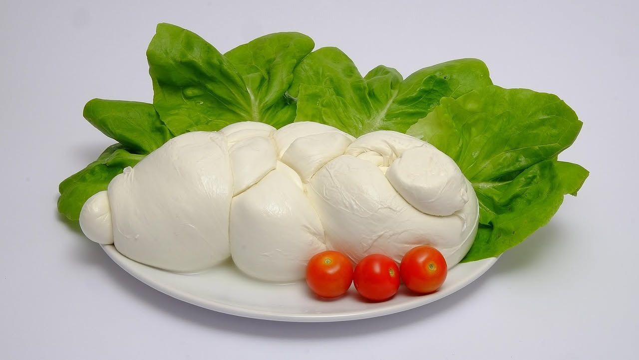 Mozzarella di bufala campana: ecco perché nasce solo in quella valle