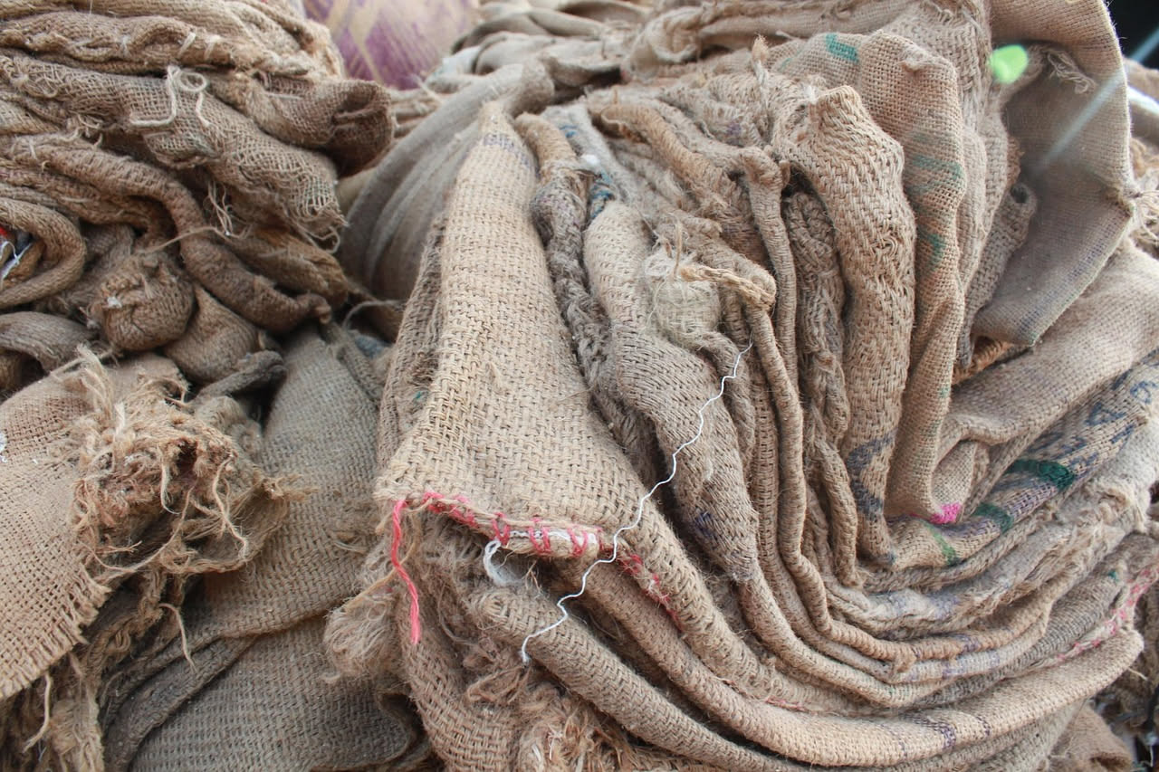 Sacchetti di iuta al mercato: come si pesava la spesa negli anni Sessanta