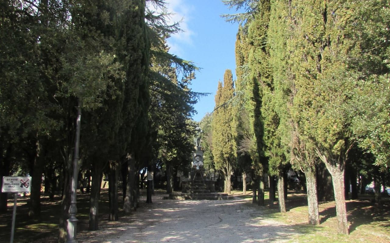 Verde nei cimiteri: come la cura del giardino calma l'anima