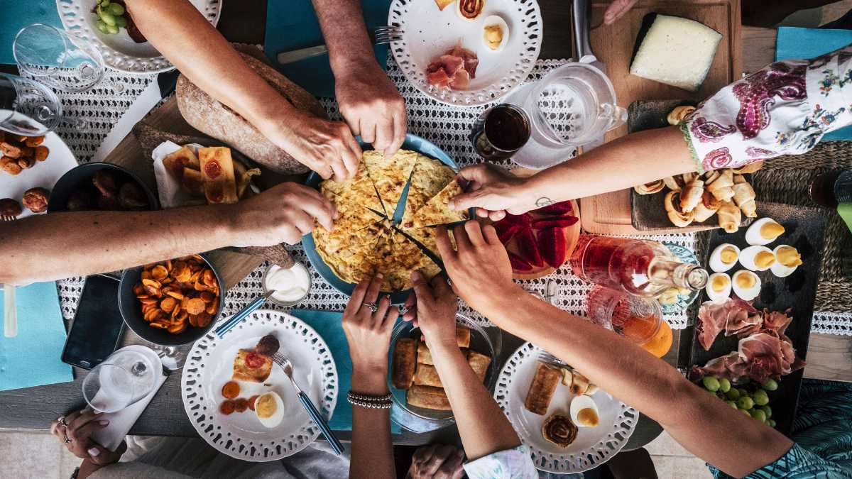 Mangiare in compagnia riduce le calorie: il fenomeno dello specchio sociale