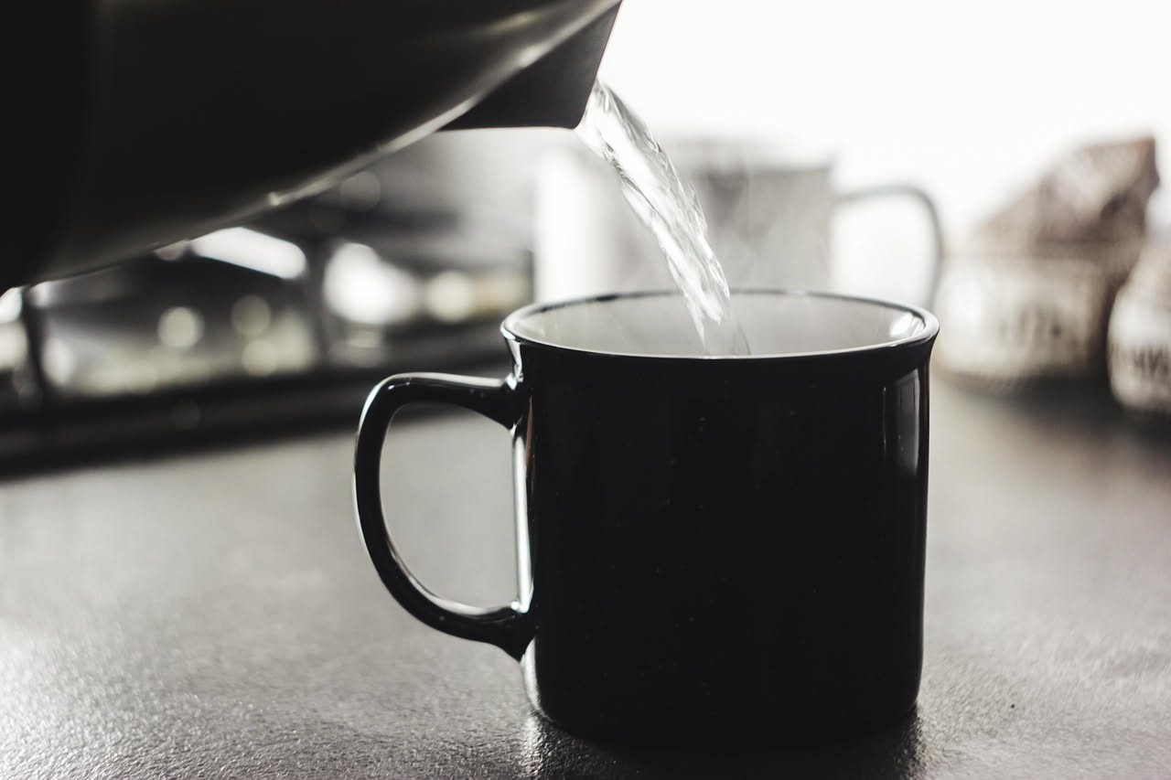 Bere acqua calda al mattino fa bene alla salute e al metabolismo?