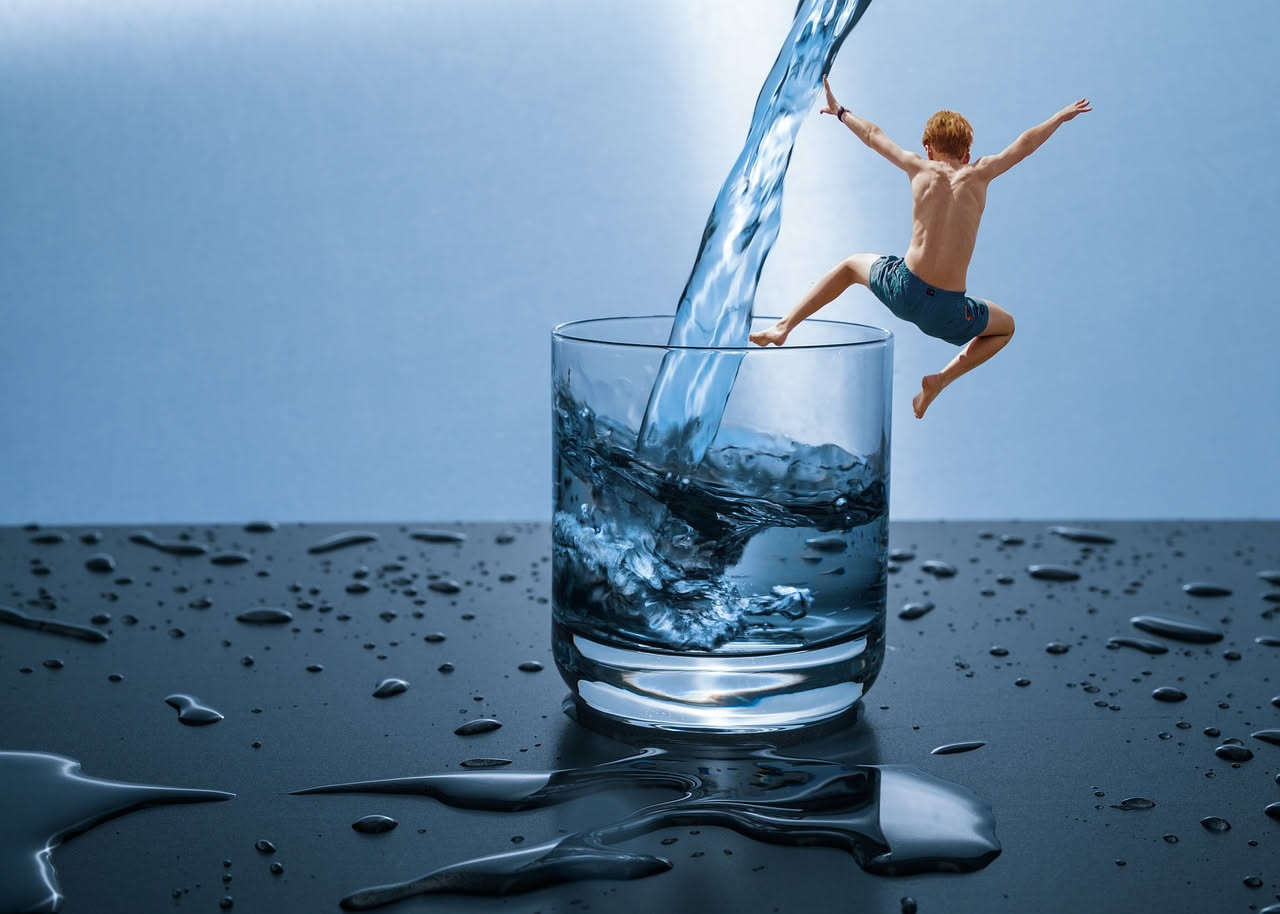 Bere troppa acqua fa male? Sì, quando si eccede davvero