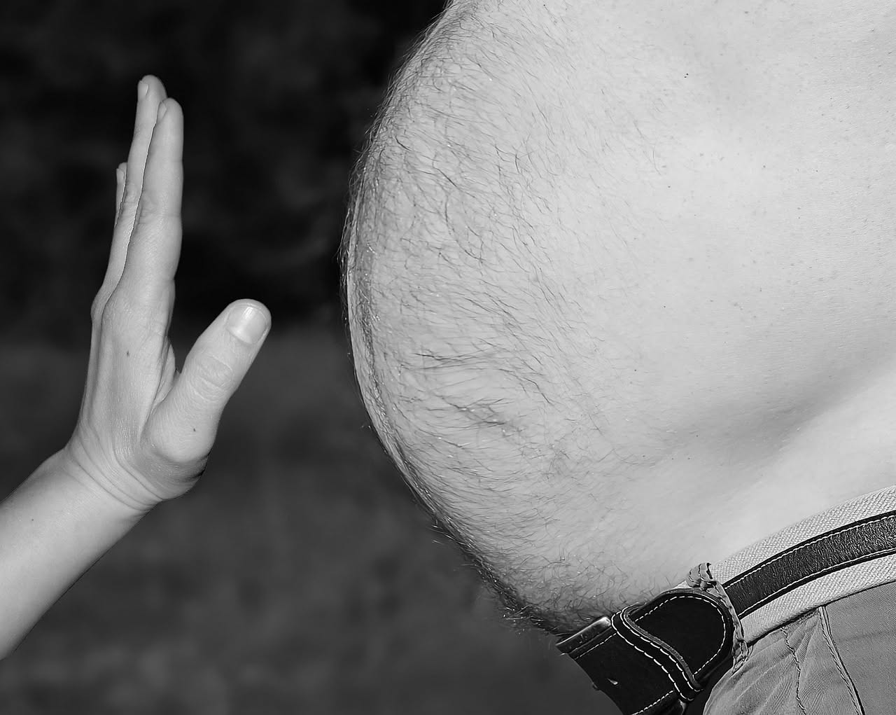 Camminare a stomaco vuoto brucia più grassi? La verità della scienza