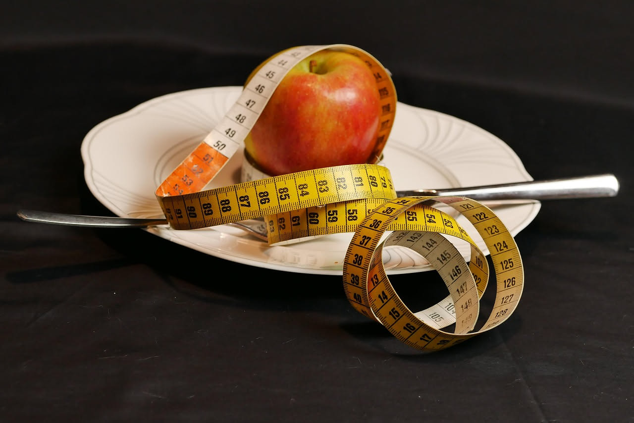 Mangiare poco e spesso fa dimagrire? La risposta della nutrizione moderna