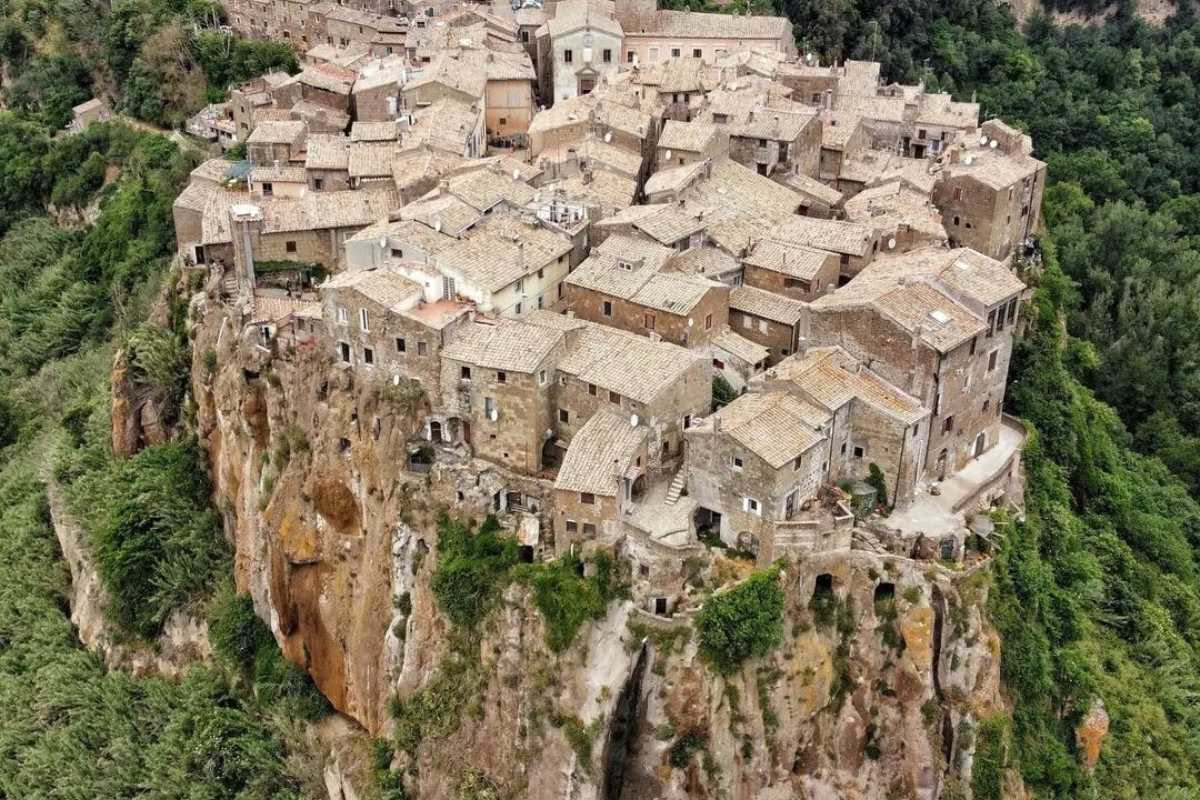 Pitigliano: il borgo dei tufi e delle tradizioni etrusche
