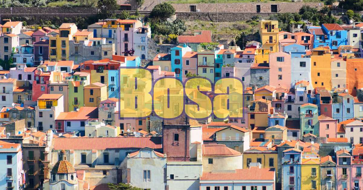 Bosa vista dal fiume Temo con case colorate che si riflettono nell'acqua, castello medioevale sulla collina, centro storico medievale con architettura caratteristica sarda