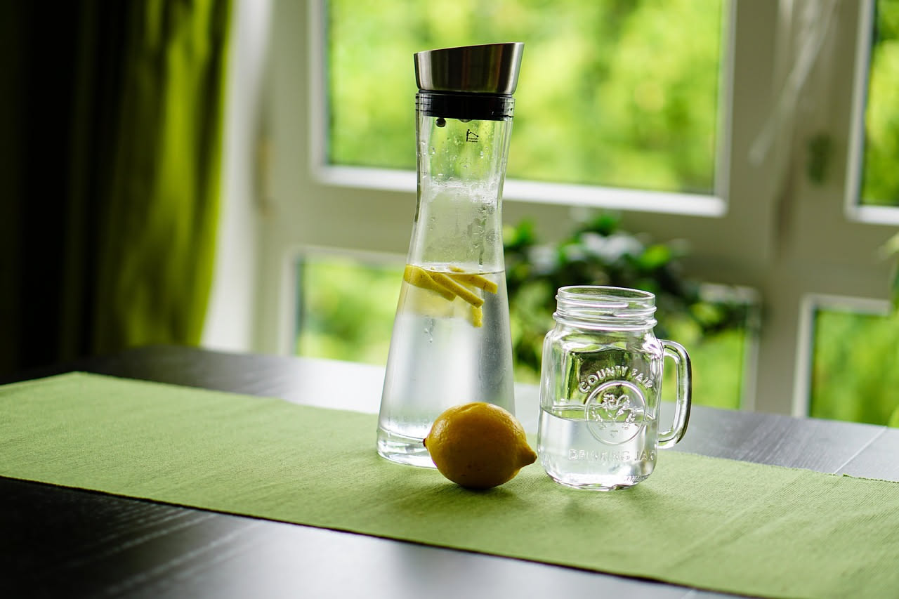 Quanta acqua bere ogni giorno quando fa molto caldo: la guida per l estate
