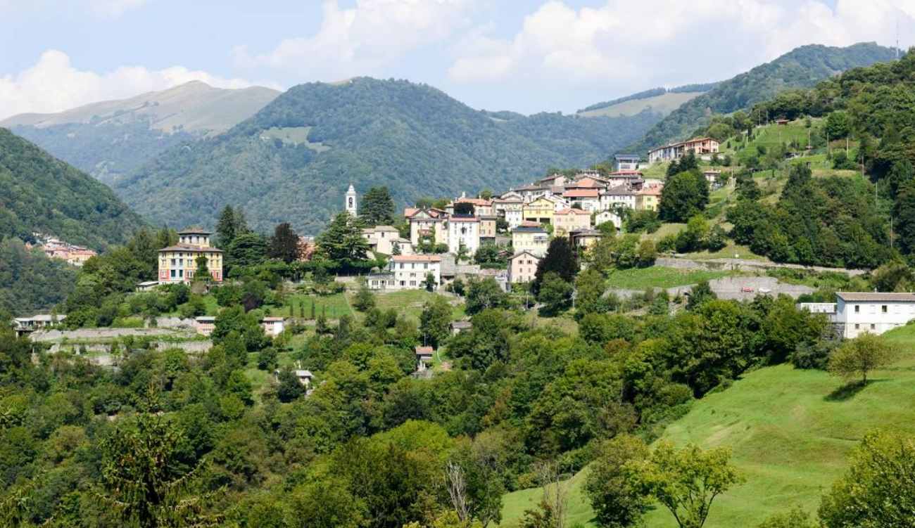 È il borgo del mulino che macina dal 1298 dove si parla italiano, eppure non ci troviamo nel Bel Paese