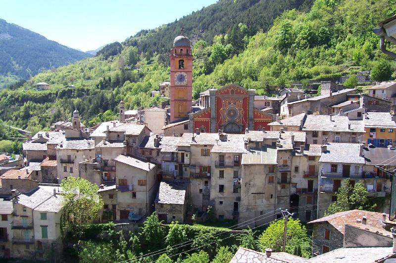 È il borgo della pietra verde dove fino al 1947 si parlava italiano, eppure non ci troviamo nel Bel Paese