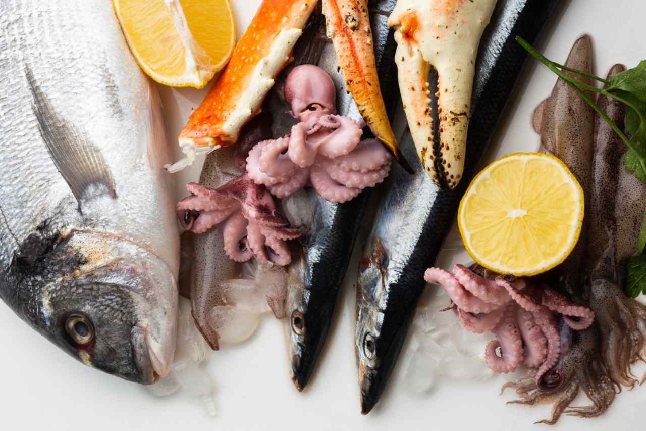 Selezione di pesci ricchi di omega-3 disposti su ghiaccio, ideali per la salute del cuore