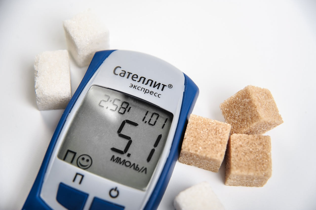 Lenticchie, legumi e cereali integrali a basso indice glicemico in ciotole