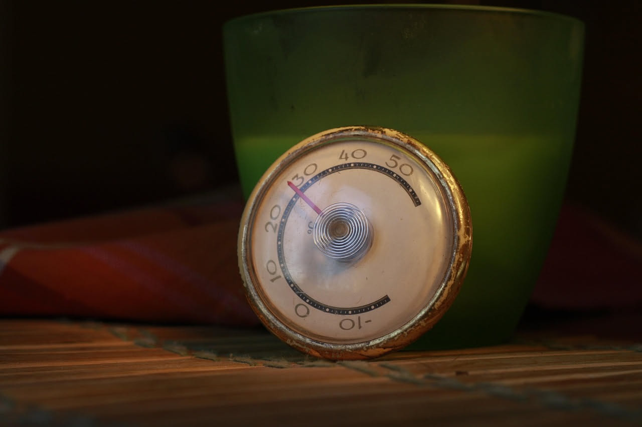 Camera da letto con ventilatore e finestra aperta in una calda notte estiva