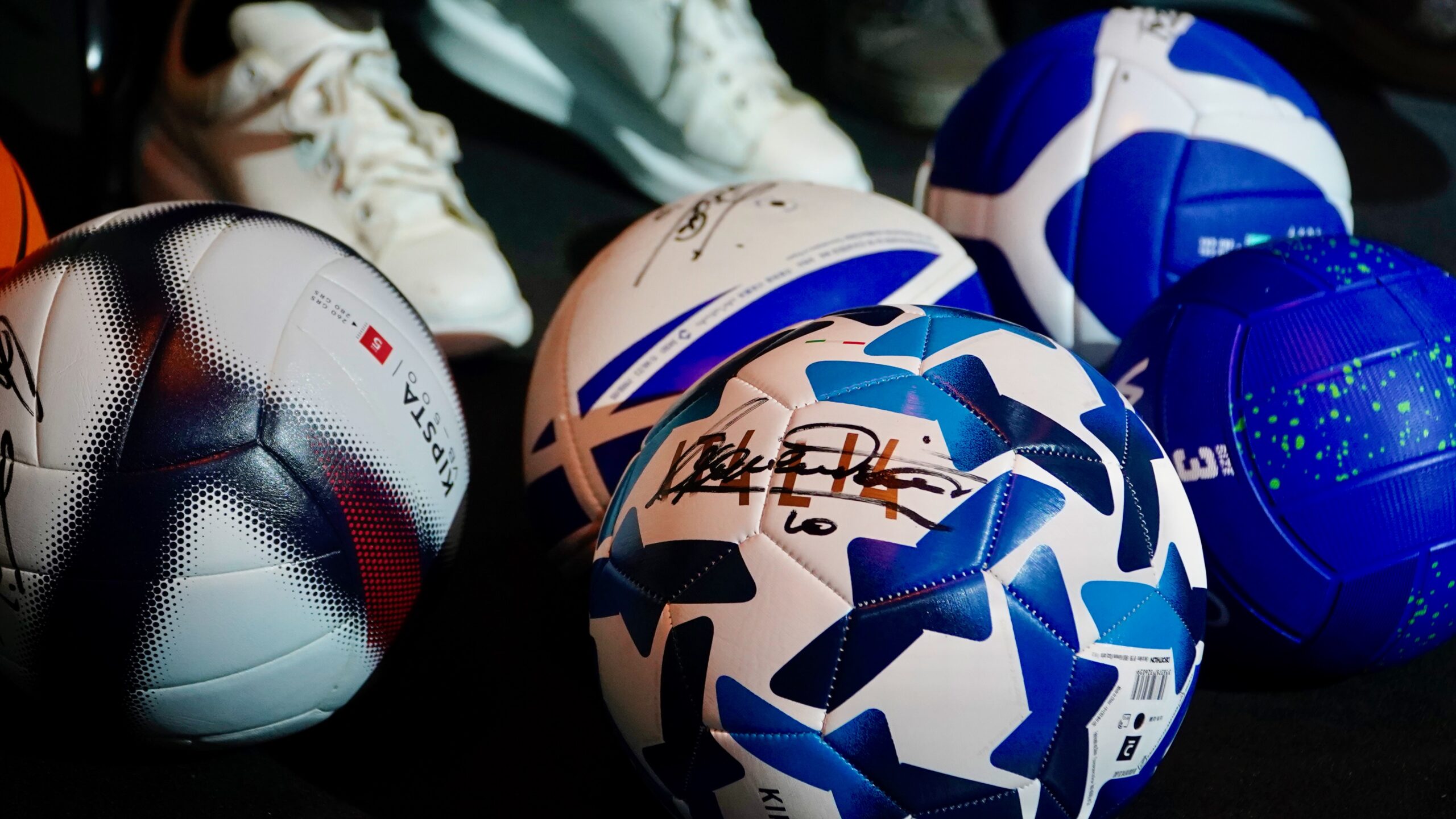 Francesco Totti e Betsson Sport donano palloni autografati per sostenere le onlus italiane