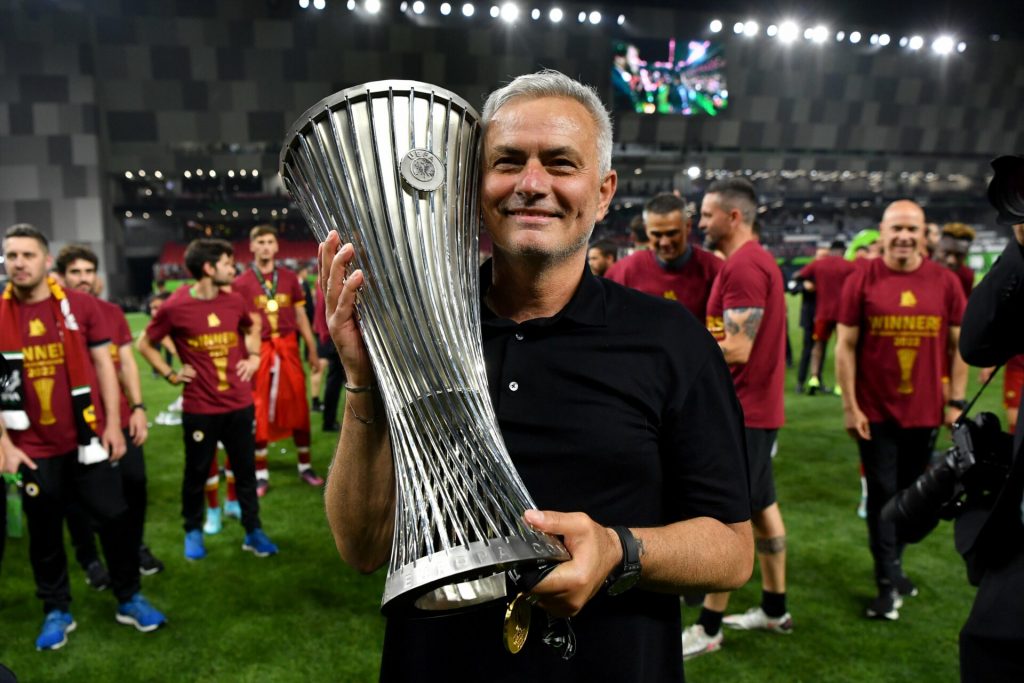 José Mourinho con il trofeo della Conference League