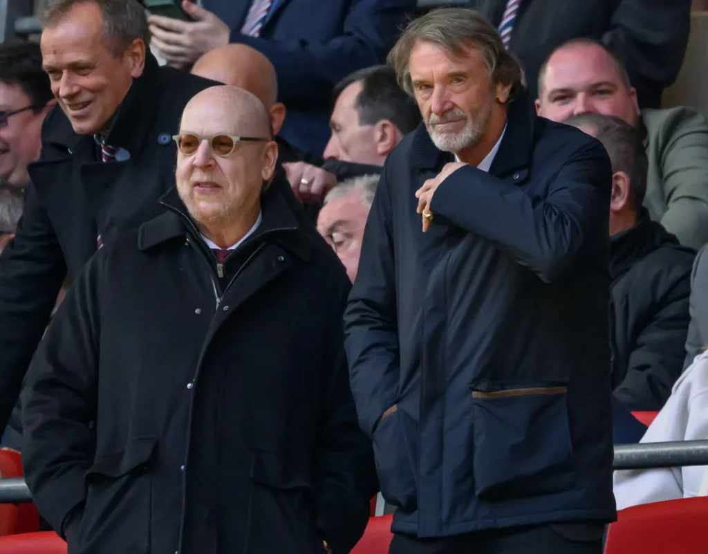 Sir Jim Ratcliffe, a destra, ora è a capo delle operazioni calcistiche del Manchester United
