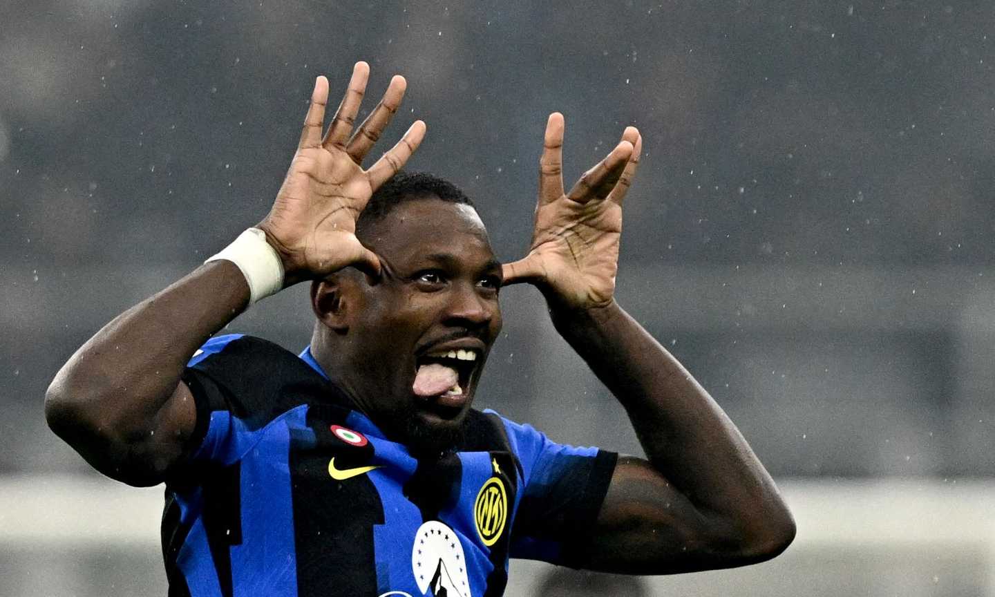 Inter, Thuram regala una maglia a Sabatini: "Ciao downgrade" VIDEO