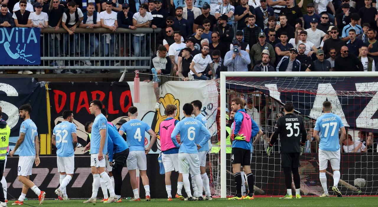 Tensione in casa Lazio: calciatori eludono il saluto ai tifosi e l'indifferenza di Monza è già un caso