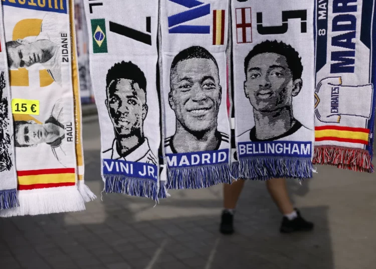 Mbappé al Real Madrid e già spuntano le sciarpe col volto del campione