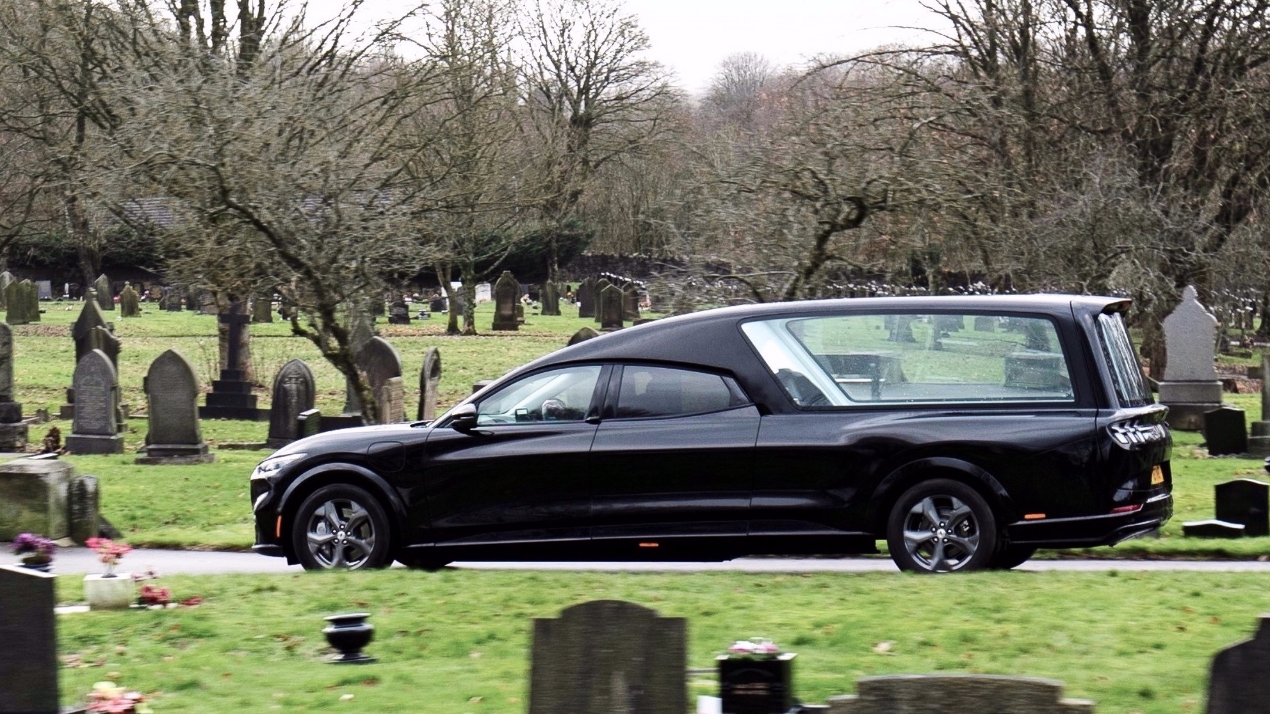 Carro funebre rubato: succede durante un funerale