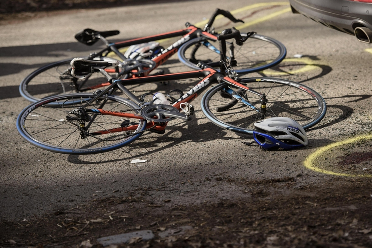 Ignora i Blocchi Stradali per Andare a Messa: Tre Ciclisti Feriti