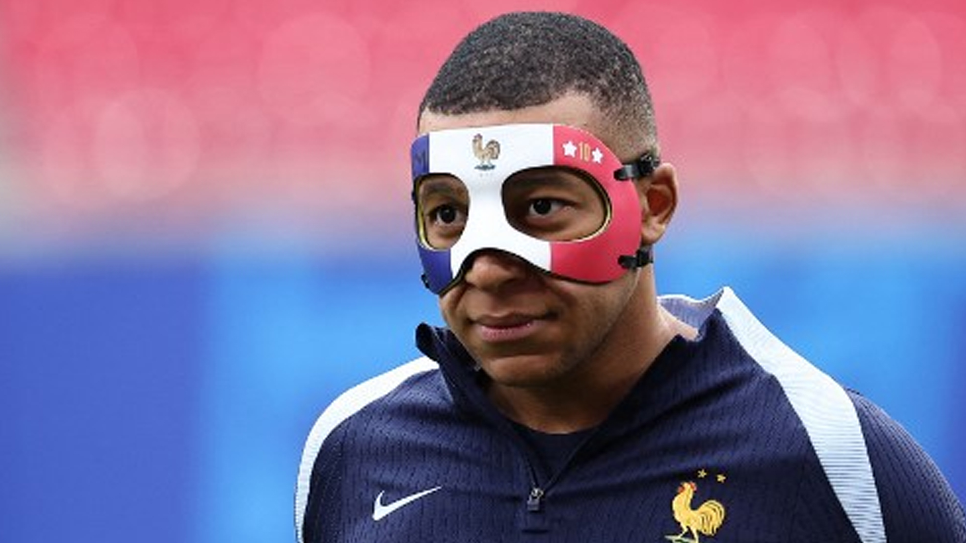 Kylian Mbappé é già pronto per l'Olanda: la maschera diventa virale | FOTO