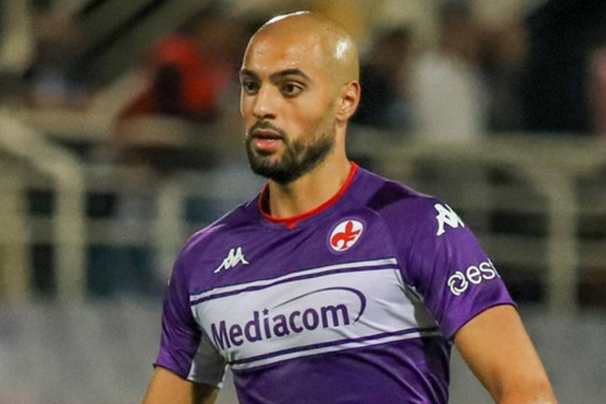 Sofyan Amrabat con la maglia della Fiorentina