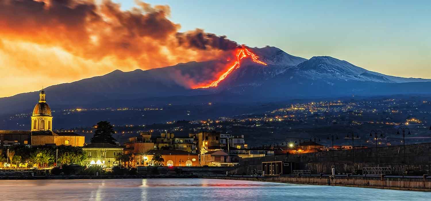 Eruzione Etna e disagi all'aeroporto di Catania
