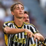Dean Huijsen esulta con la Juventus