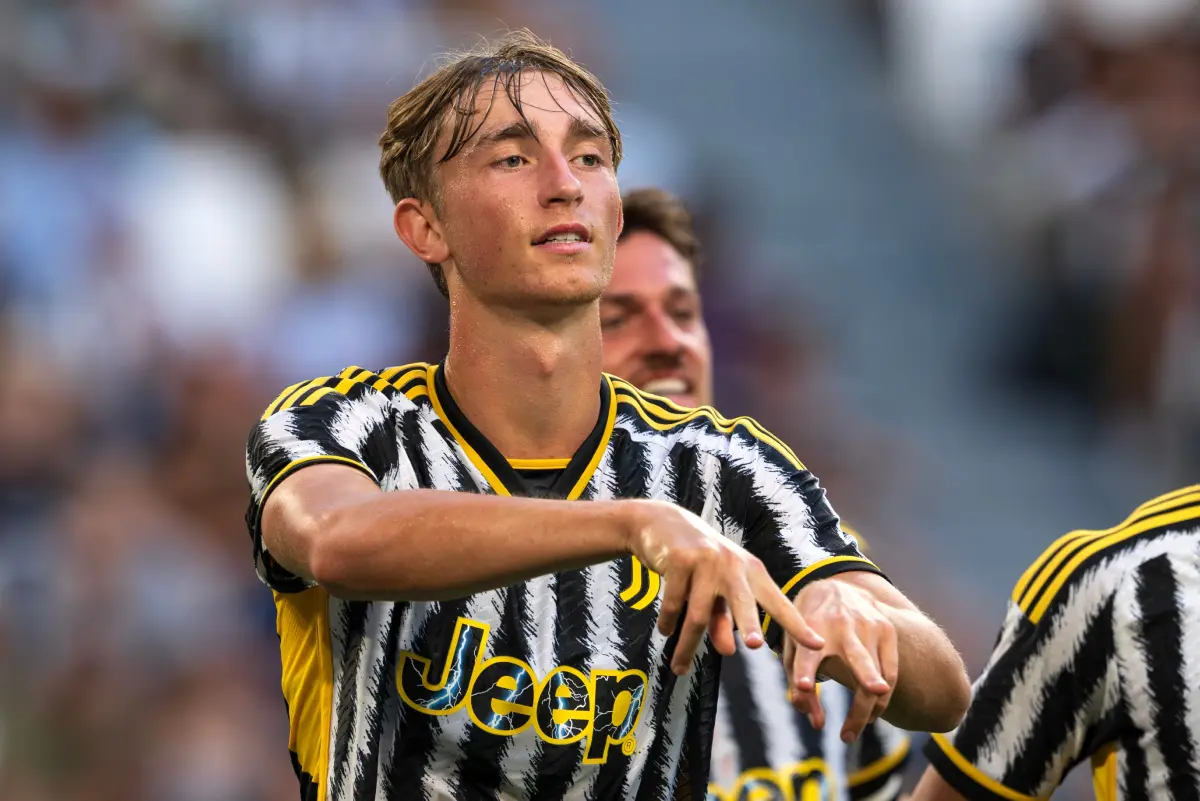 Dean Huijsen esulta con la Juventus