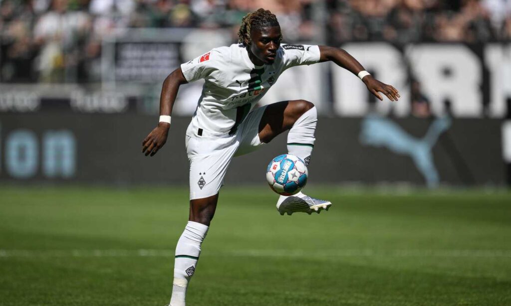 Manu Koné con la maglia del Borussia Monchengladbach