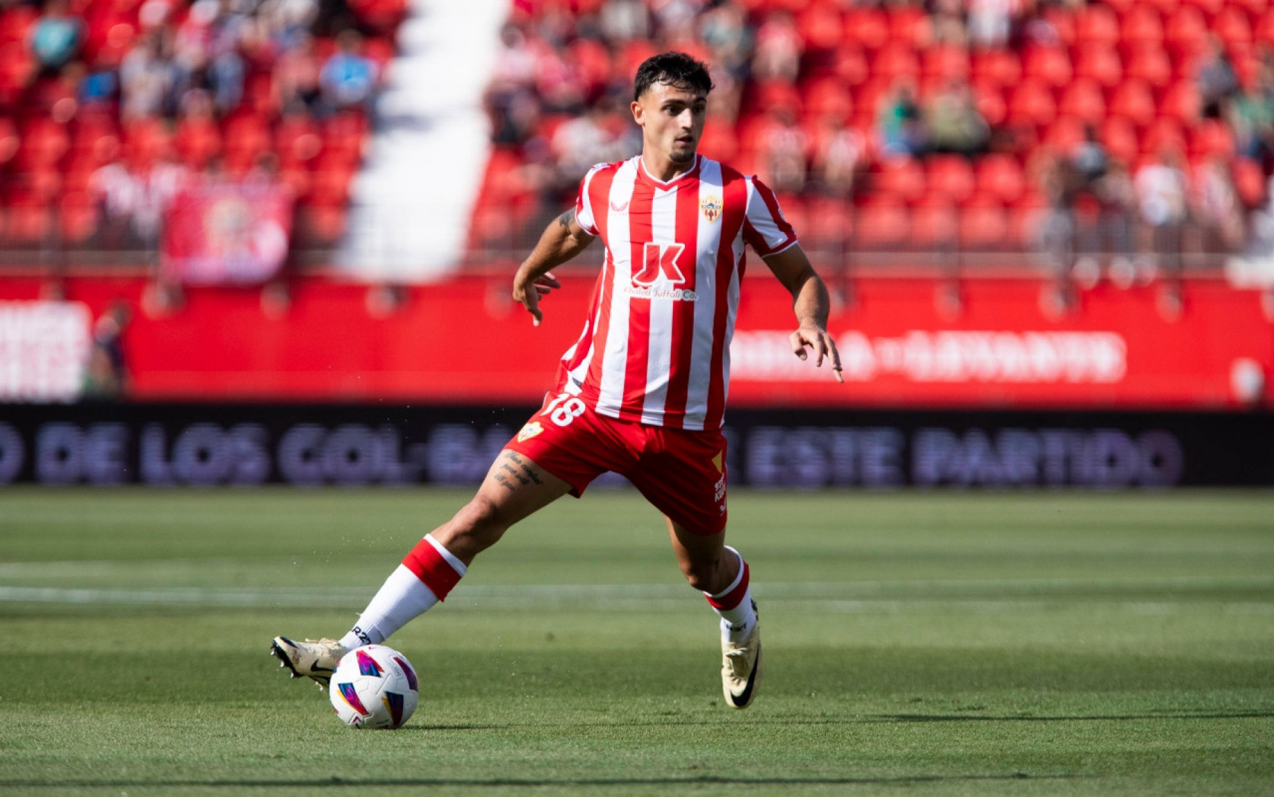 Marc Pubill. con la maglia dell'Almeria