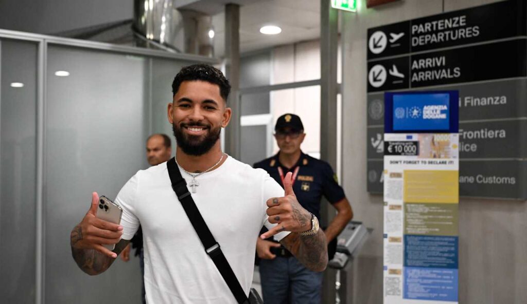 Douglas Luiz arriva a Torino