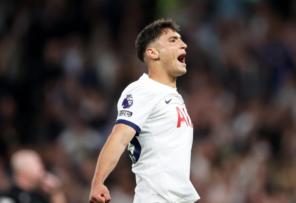 Alejo Veliz con la maglia del Tottenham