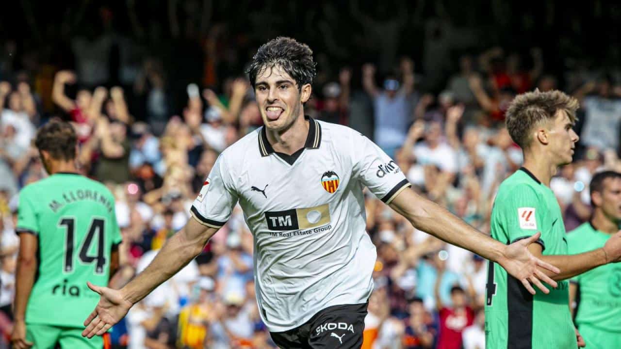 Javi Guerra con la maglia del Valencia