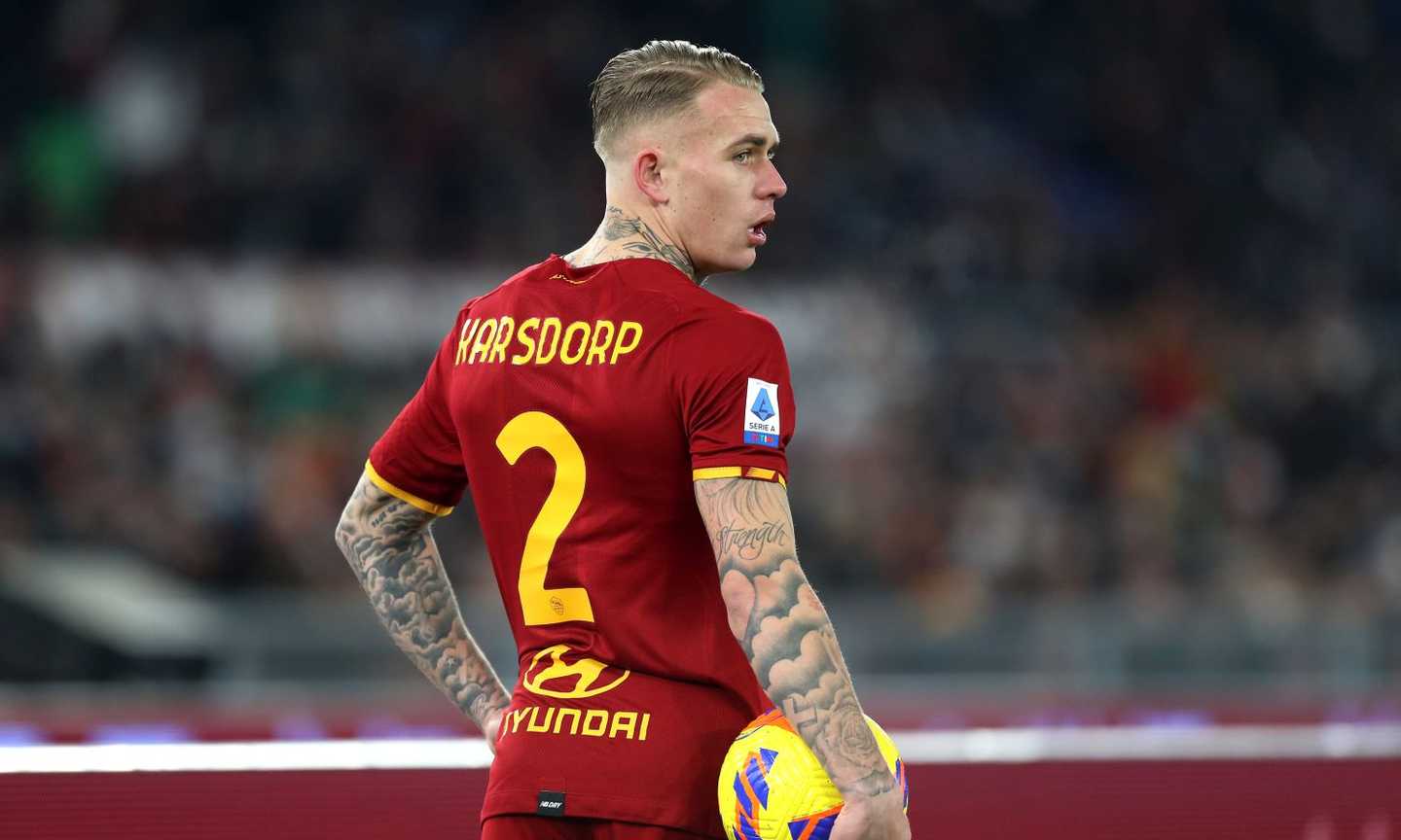 Karsdorp con la maglia della Roma