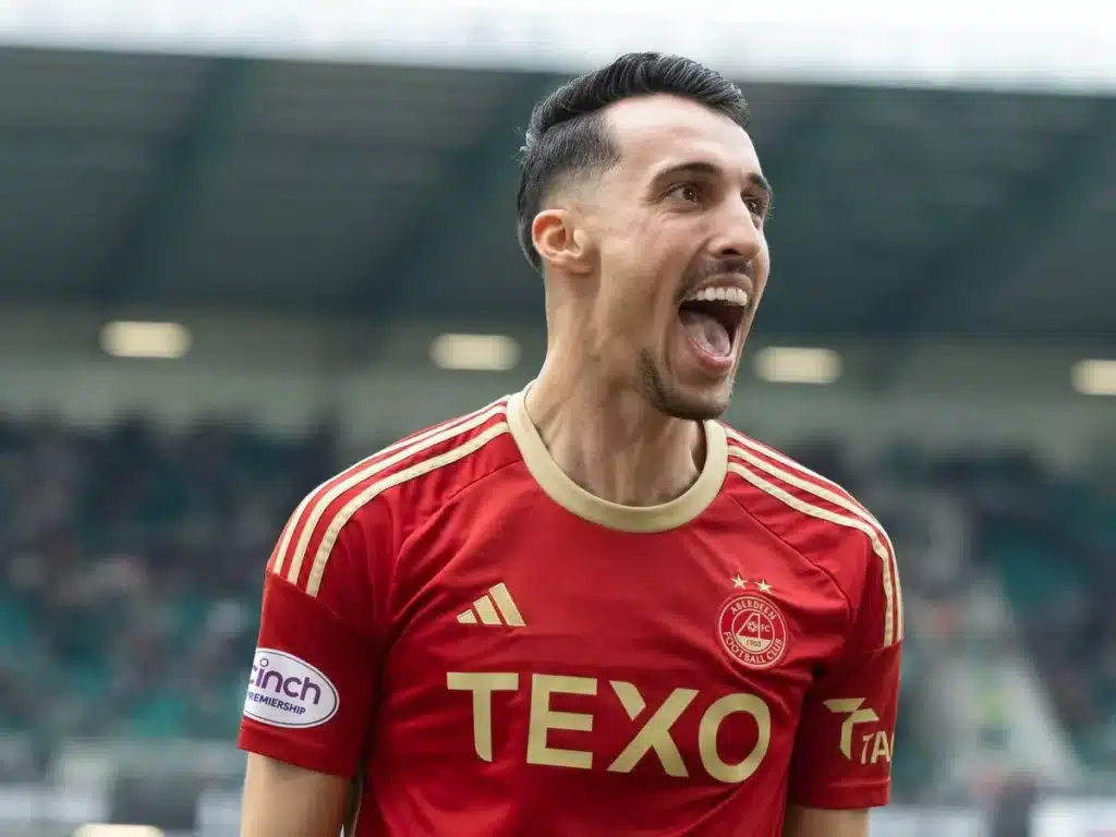 Miovski con la maglia dell'Aberdeen