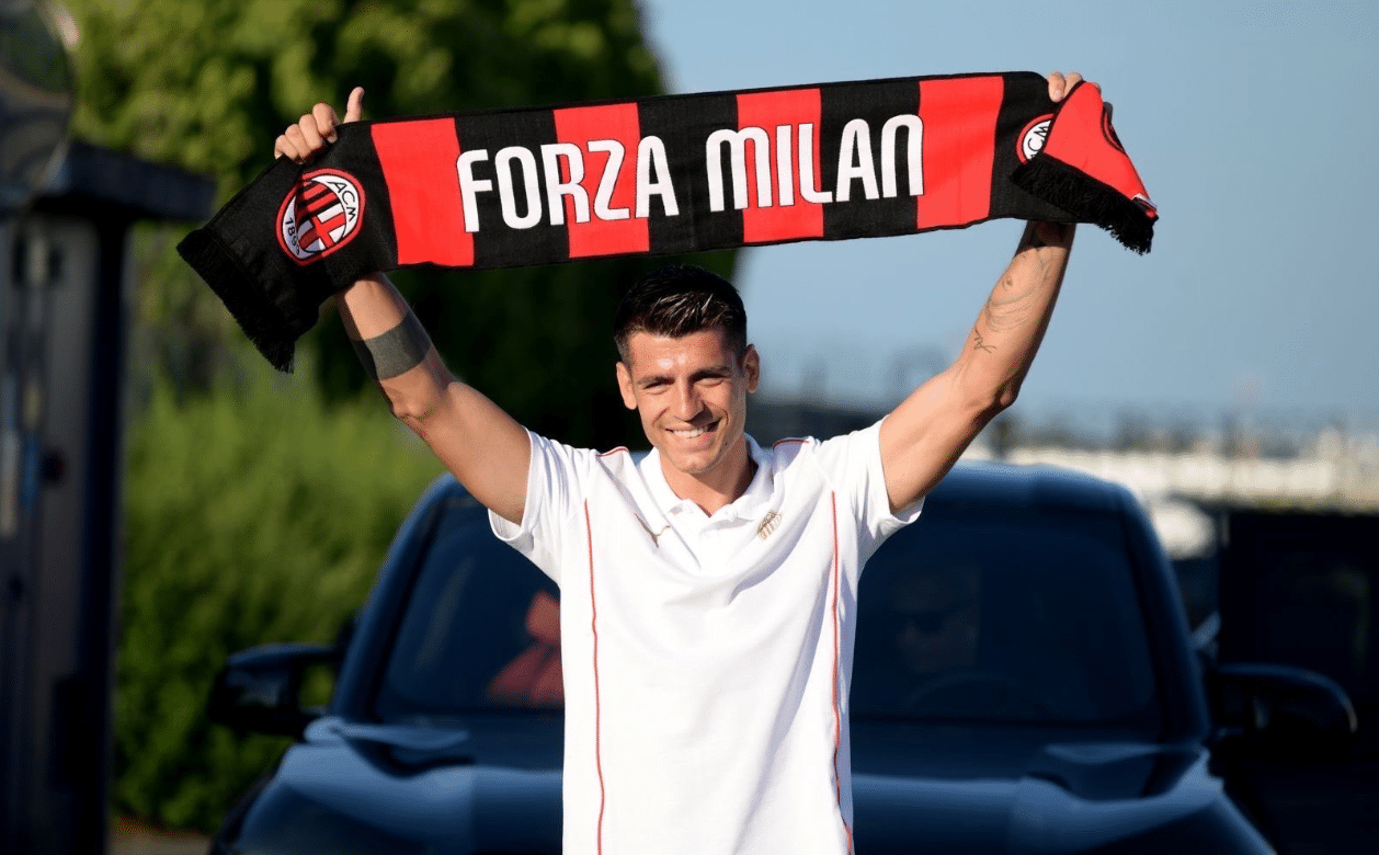 Morata con la sciarpa del Milan