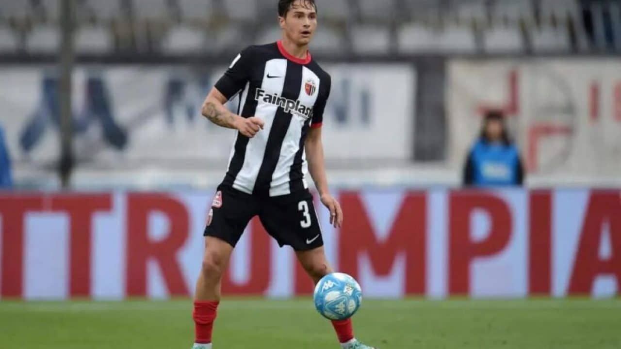 Mantovani con la maglia dell'Ascoli